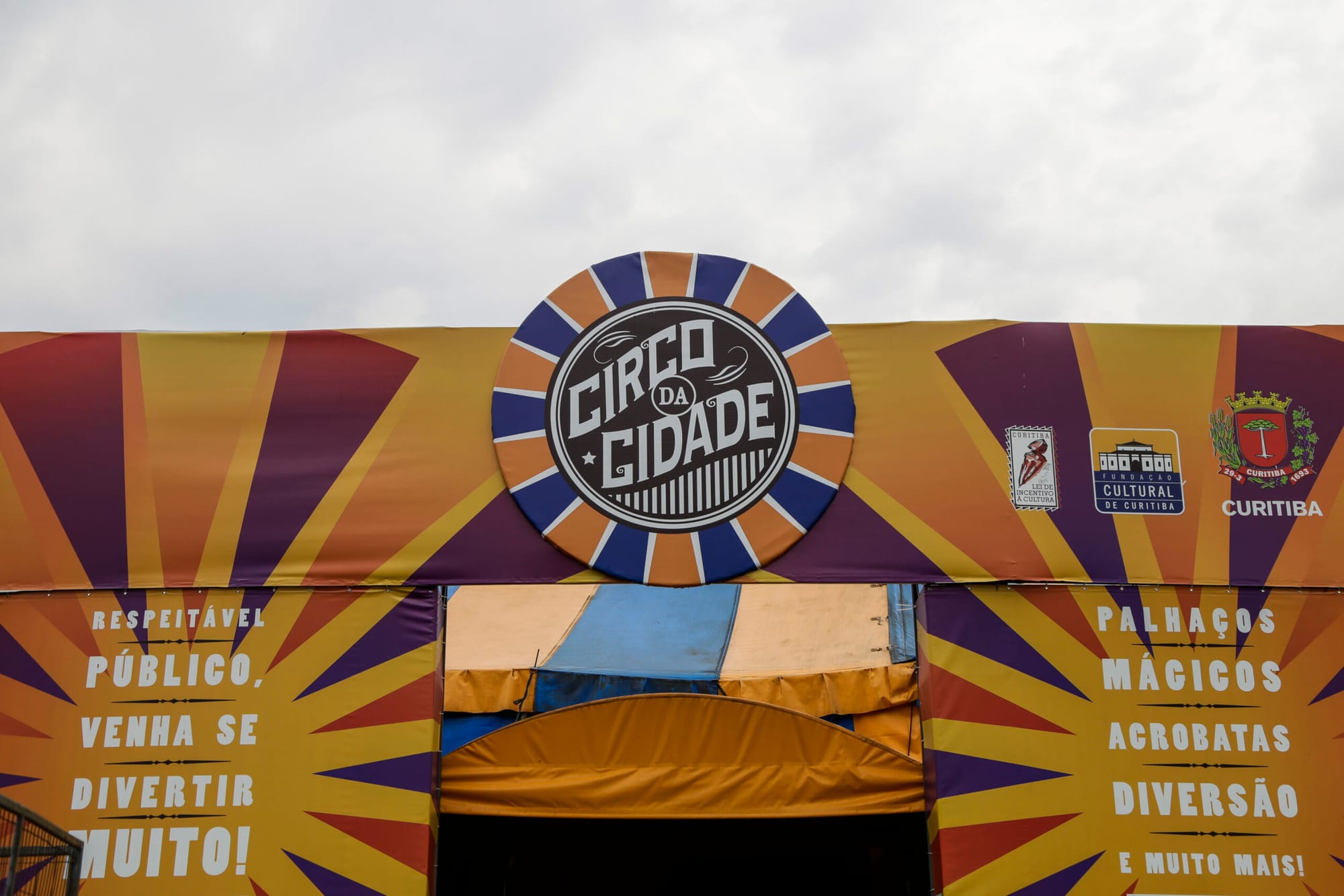 Tem espetáculo circense gratuito pra curtir em família
