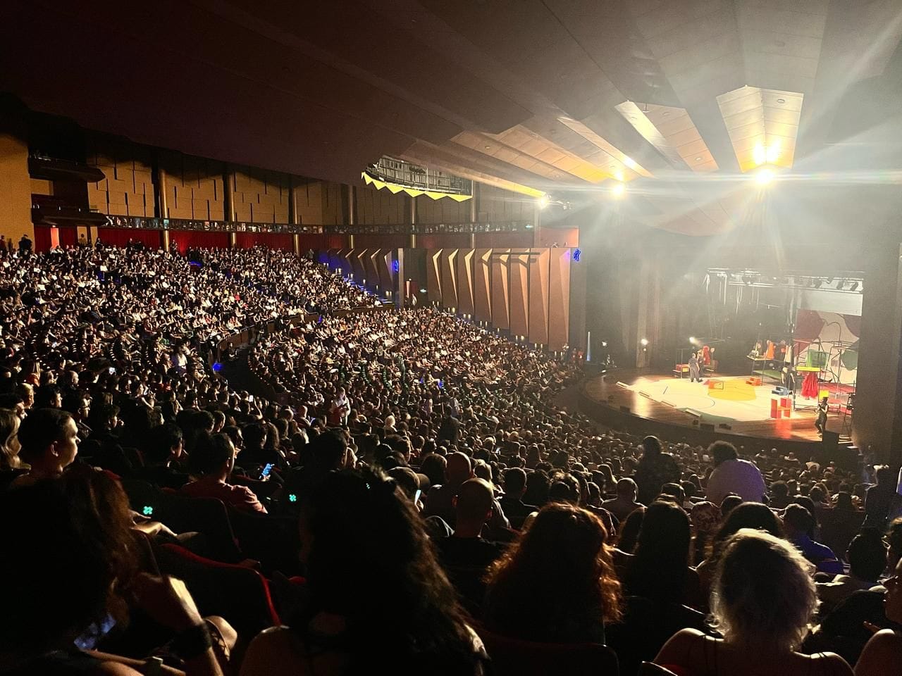 Abertura do Festival de Curitiba tem coro de "Sem Anistia" no Teatro Positivo