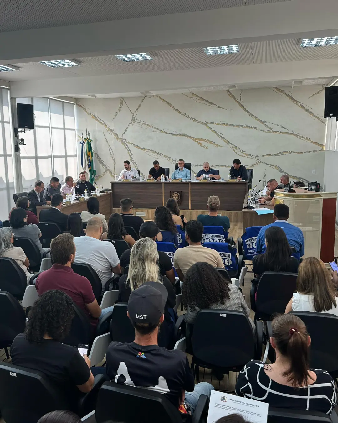 Vereadores de Araucária concedem vale-refeição de R$ 1,2 mil para eles mesmos