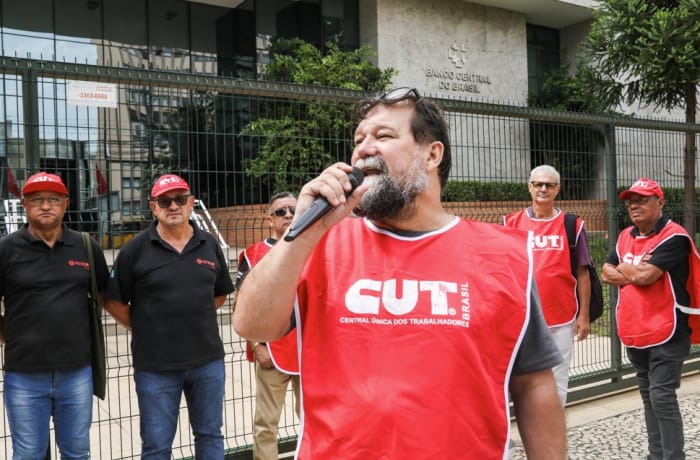 CUT e sindicatos realizam manifestação em Curitiba