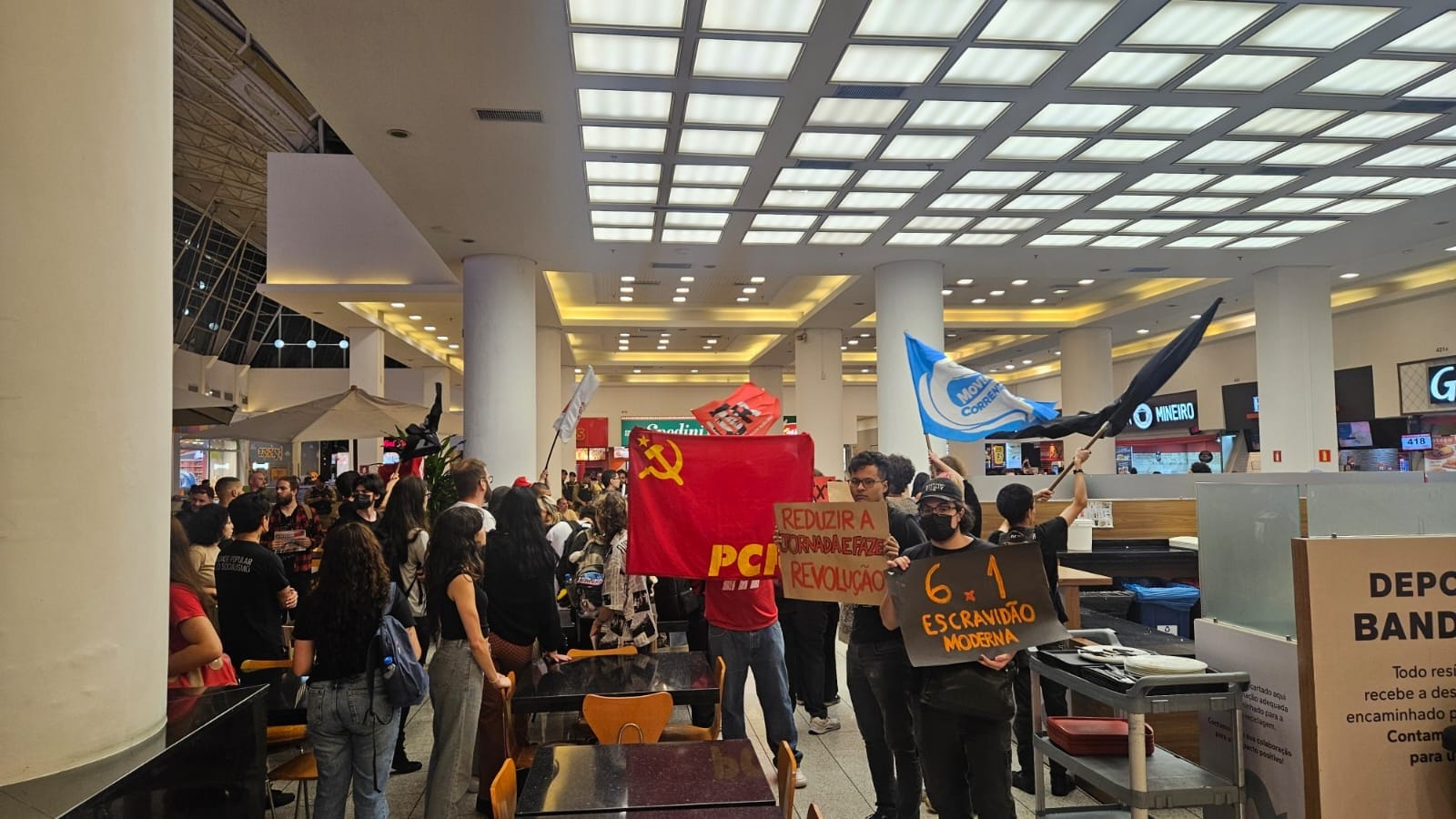 Curitiba: grupo ocupa shopping e protesta contra escala 6x1