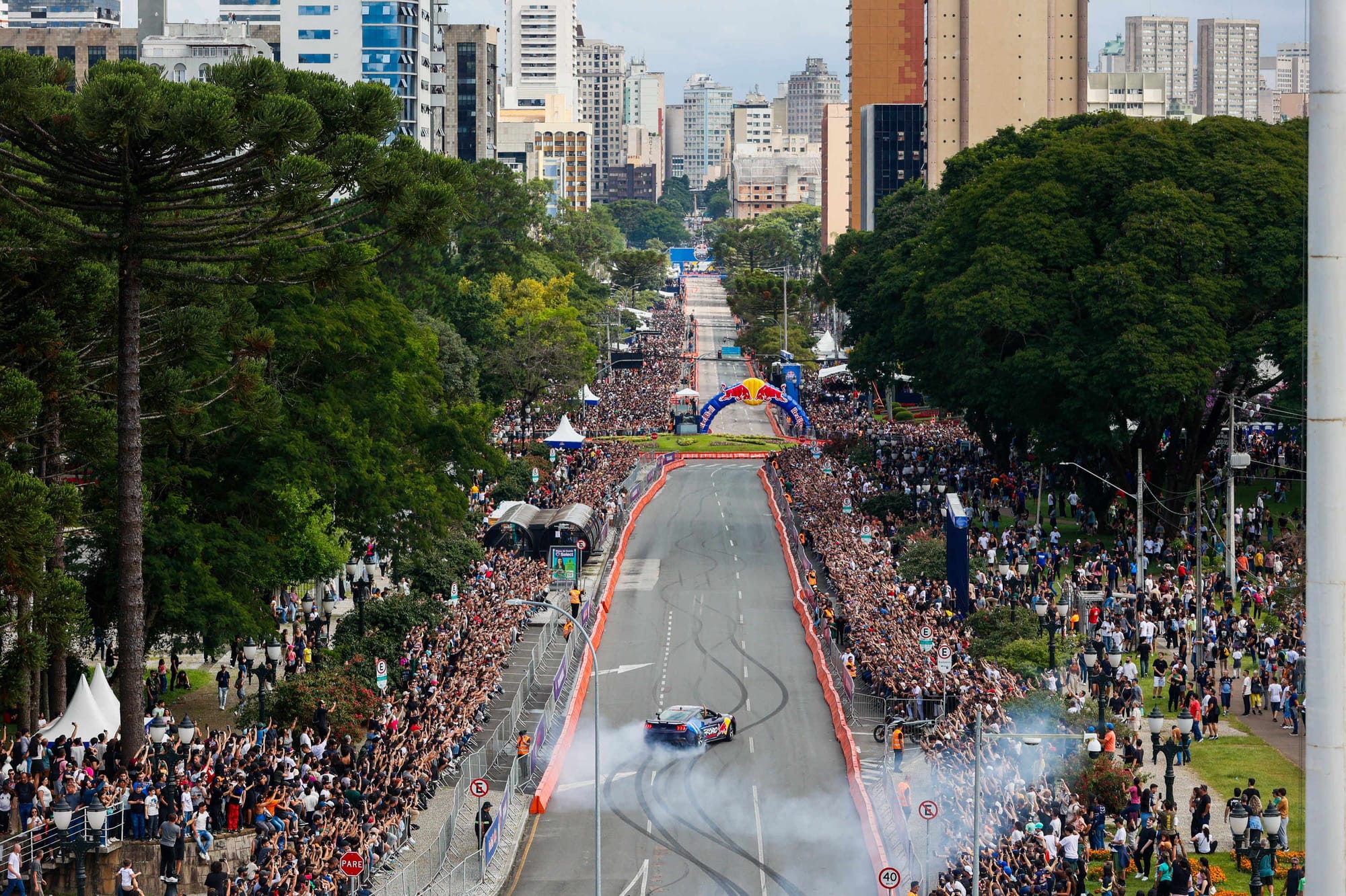 Red Bull Showrun reúne 70 mil pessoas na Cândido de Abreu, mas parte do público não consegue ver nada