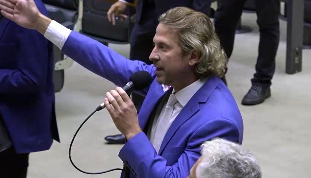 Paranaense Zeca Dirceu questiona pedido de licença de Eduardo Bolsonaro