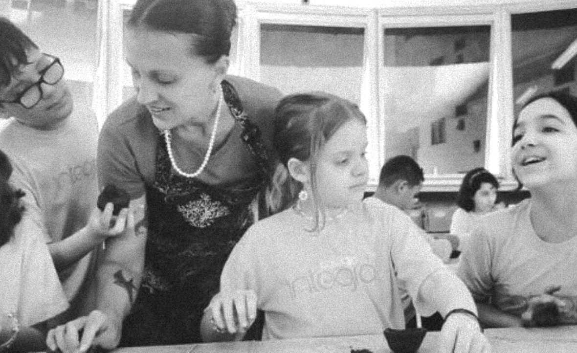 Oficina de encadernação reúne mães e filhos em Curitiba para celebrar Dia das Mães