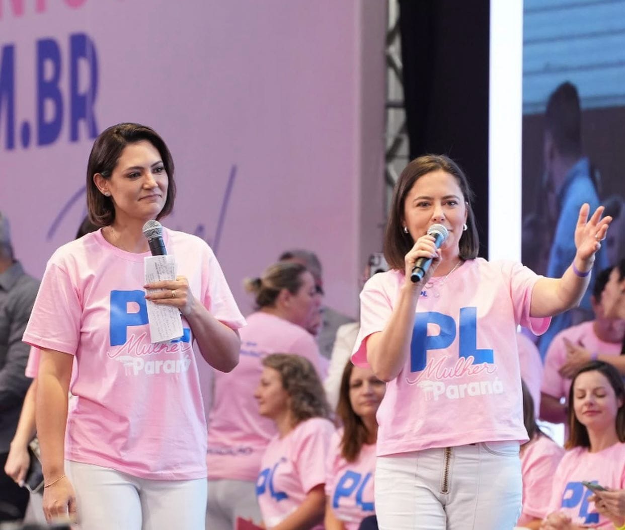 mulheres brancas usando camisetas rosas e calças brancas
