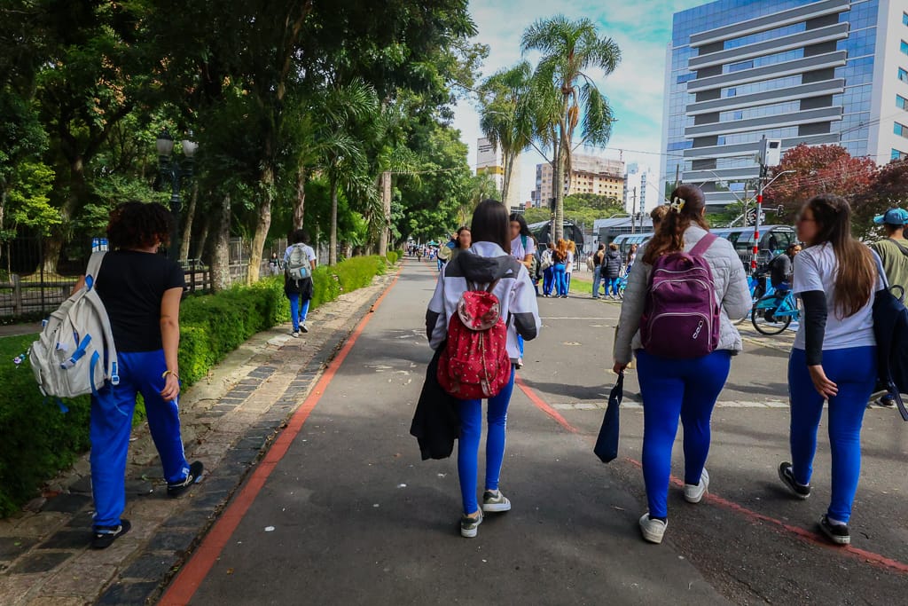 adolescentes de costas saindo da escola