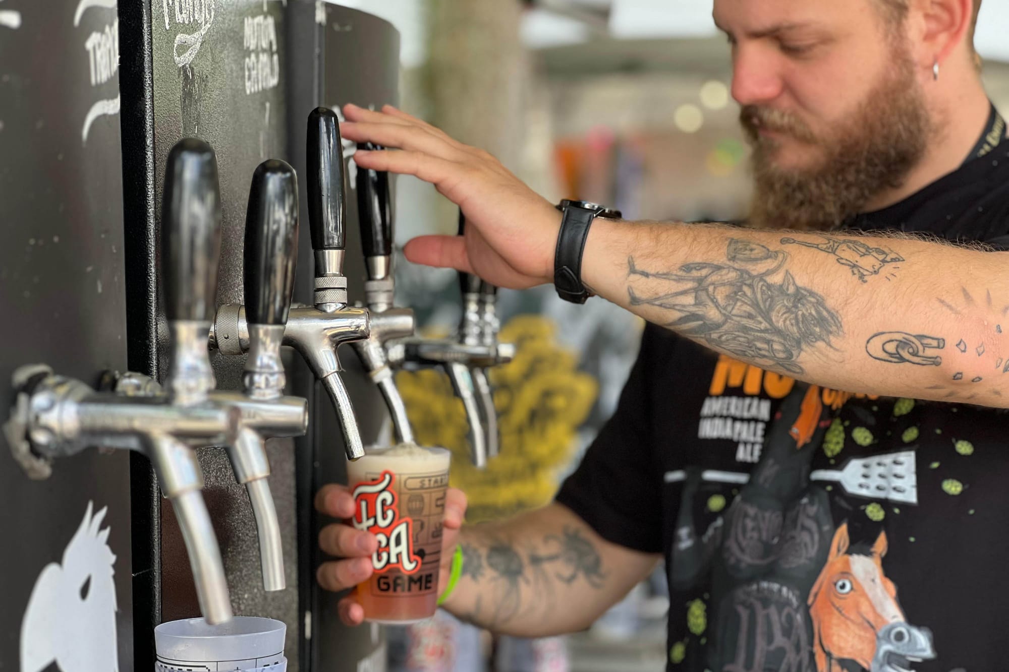 homem branco pegando cerveja