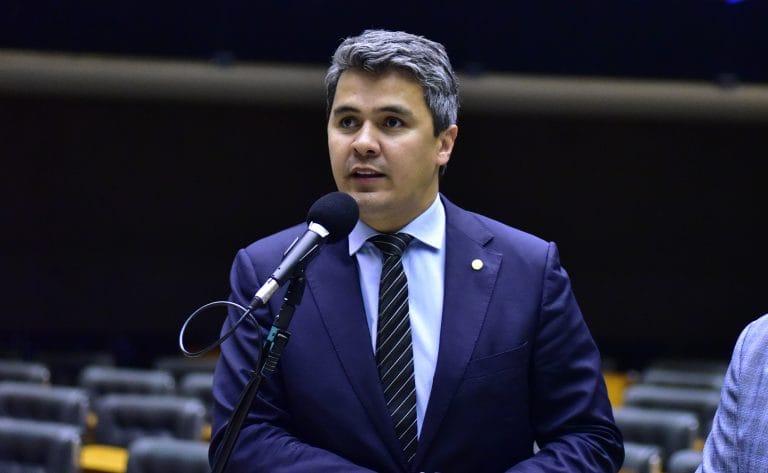 Dos 30 deputados federais paranaenses, 21 assinam urgência da anistia. Veja nomes