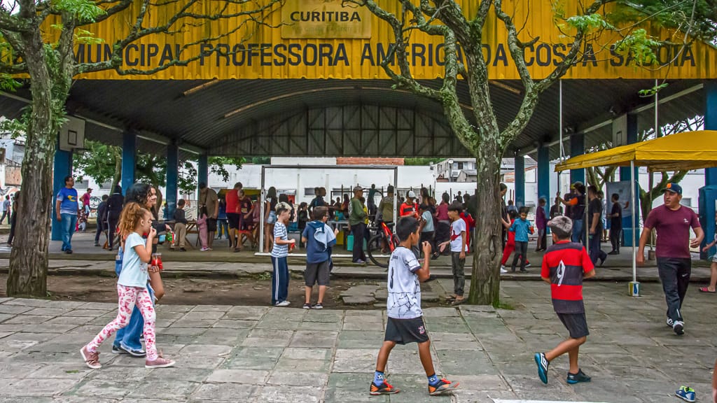 Comunidade escolar tem R$ 39 mi por ano em Curitiba