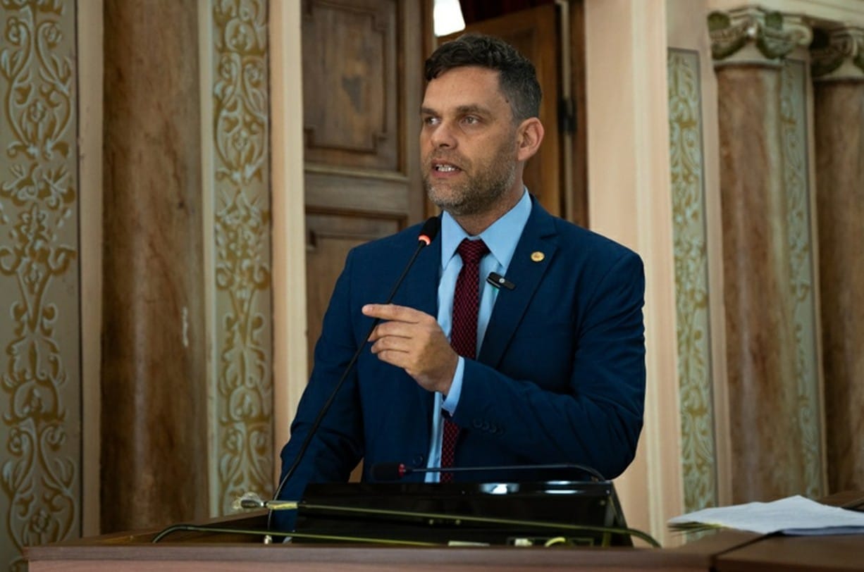 Goura faz entrega da plataforma “Curitiba que Queremos” para vereadores