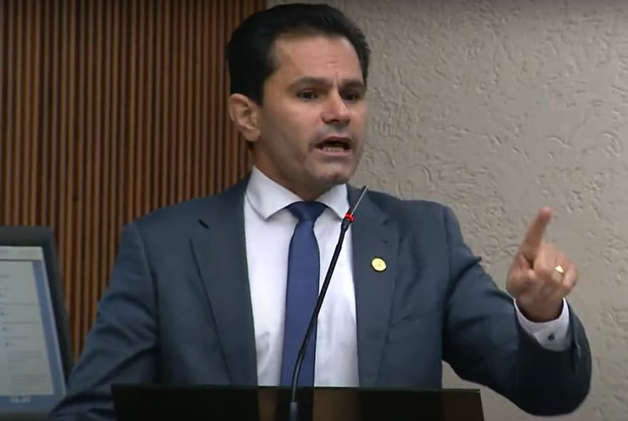 Em plena campanha de vacinação contra a gripe, deputados enfrentam discurso conspiracionista na Assembleia