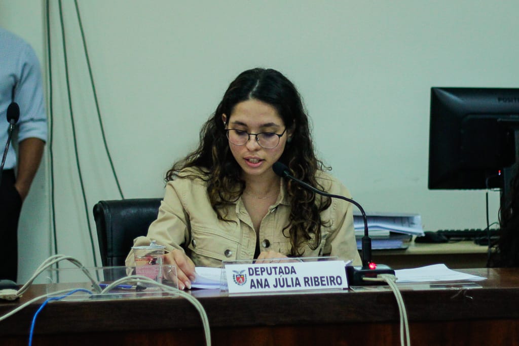  mulher branca de óculos