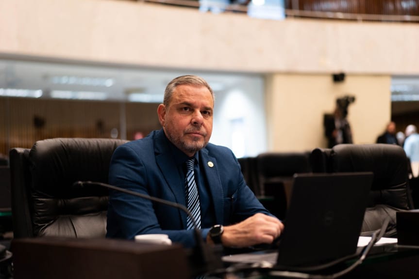 Bolsonarista diz ter como justificar faltas e tenta permanecer na CCJ da Assembleia
