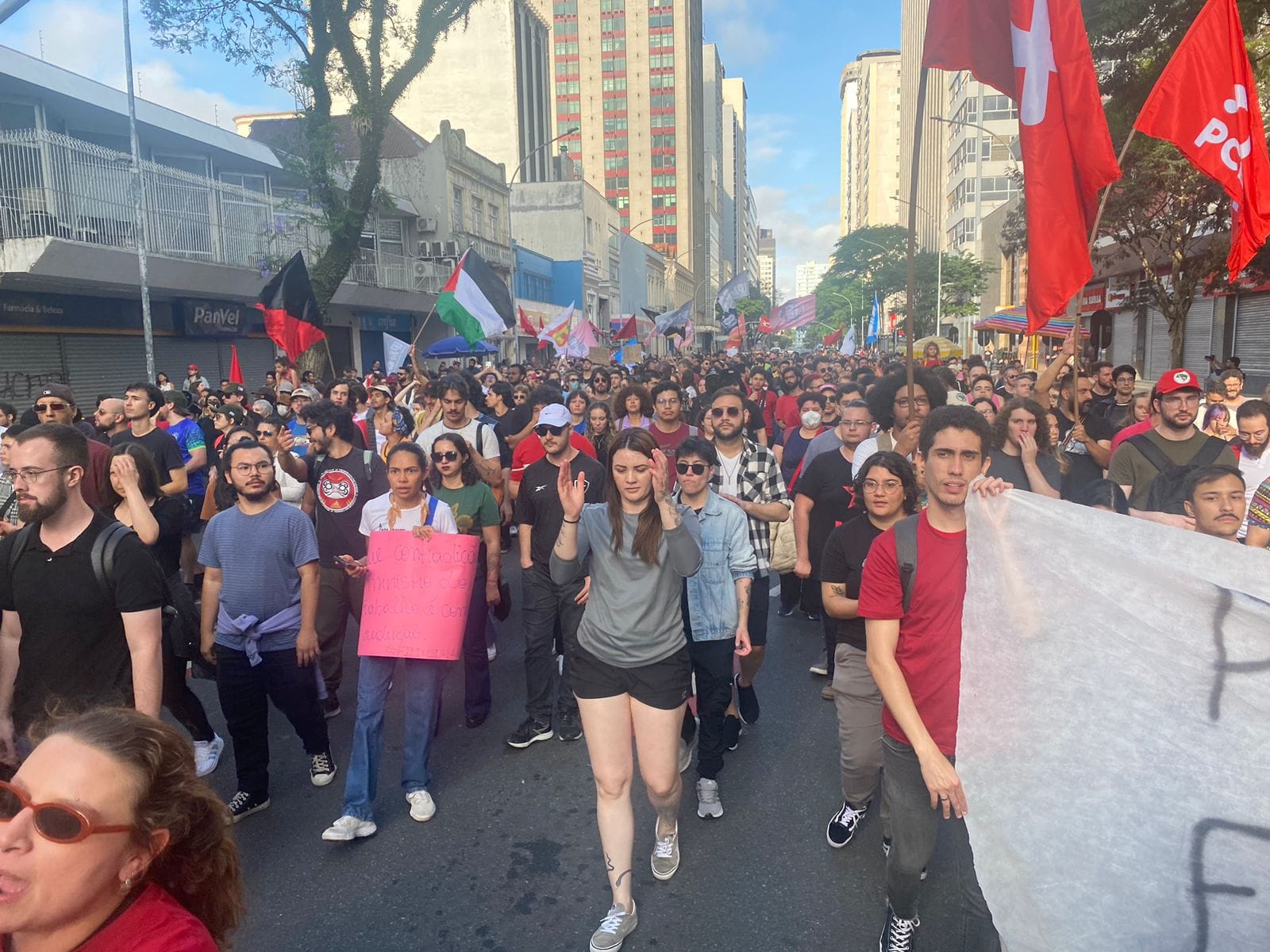 Pessoas protestando no centro de Curitiba
