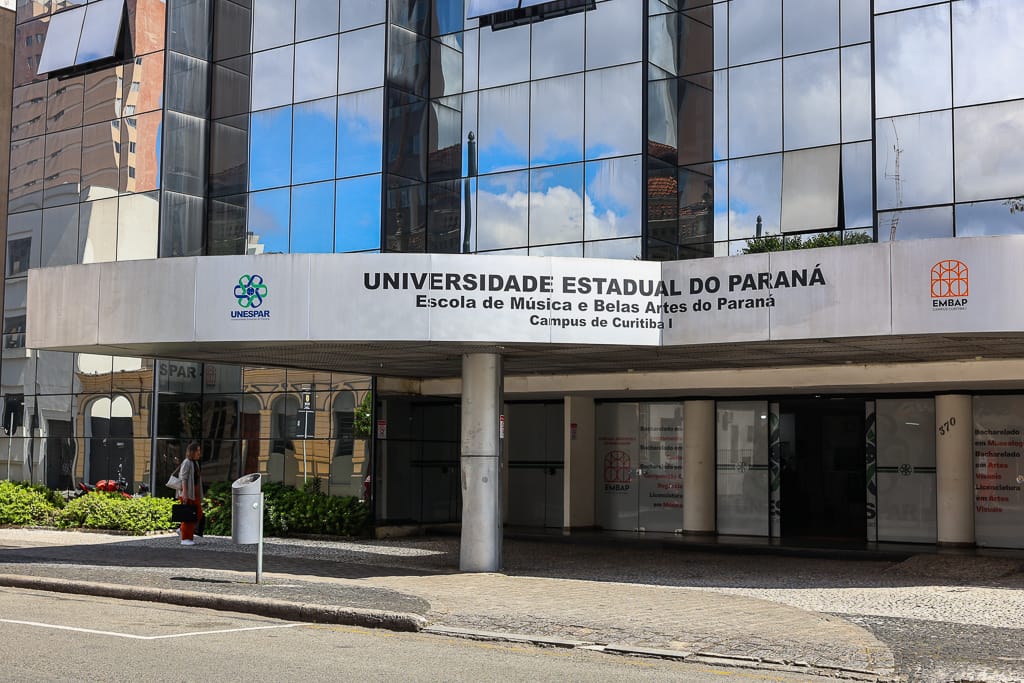 fachada de prédio no centro de Curitiba