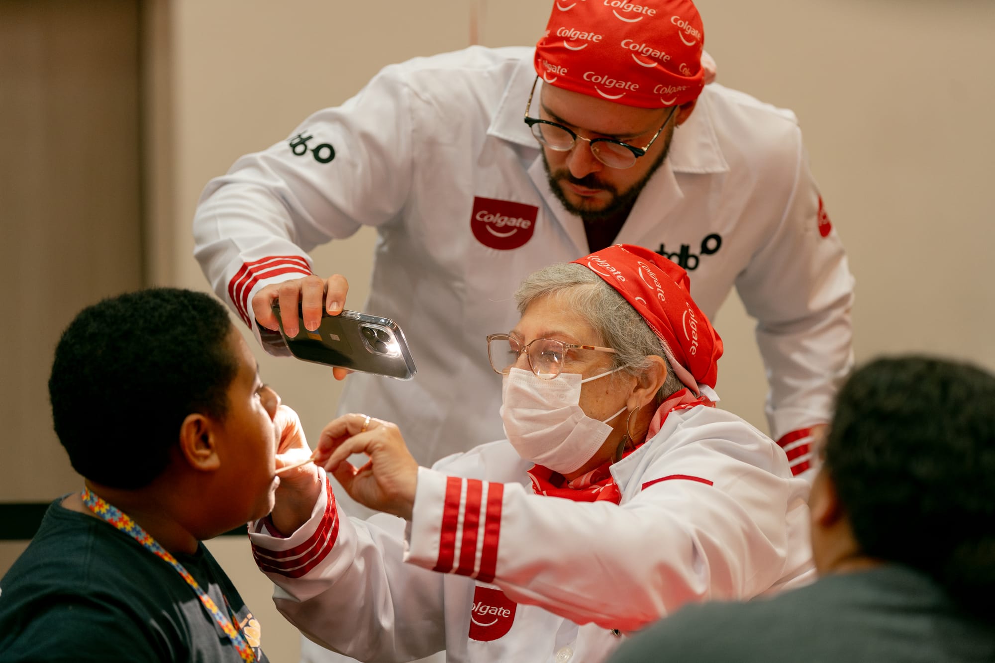 dentistas examinando paciente