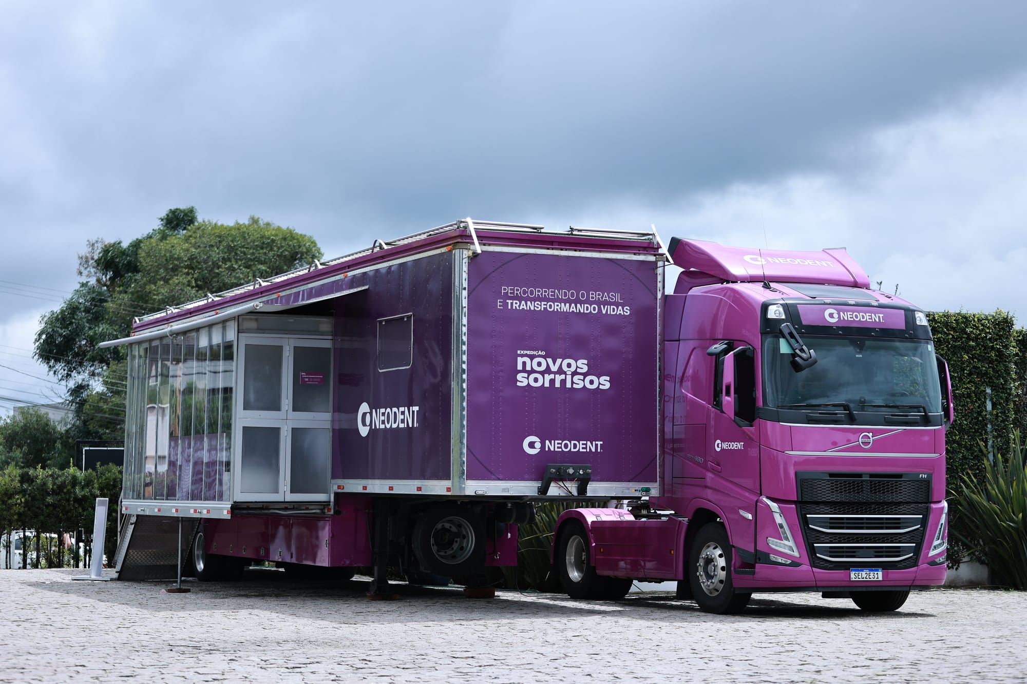 caminhão roxo