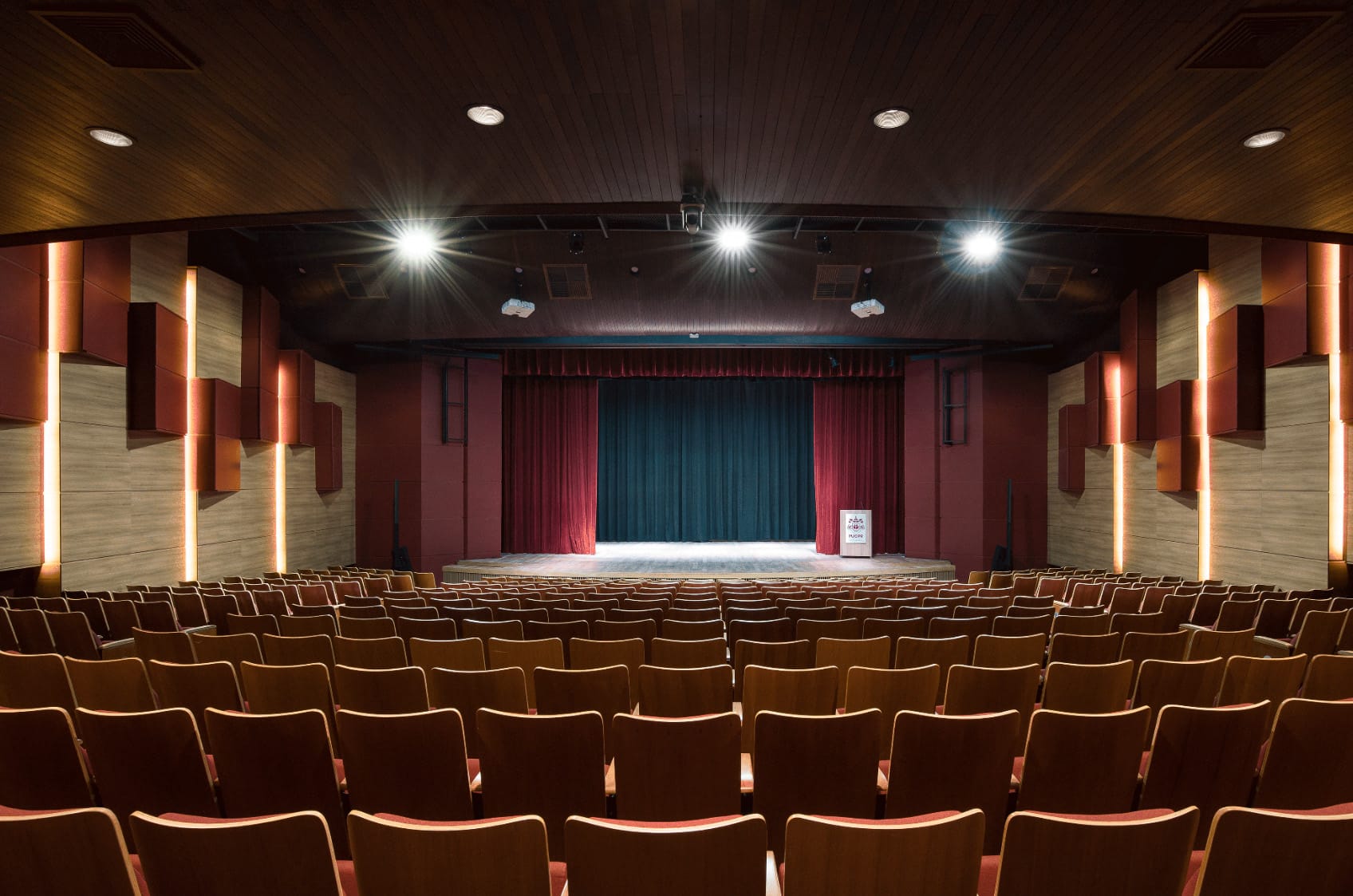 Conheça a história do Tuca, o teatro devastado por incêndio na PUCPR