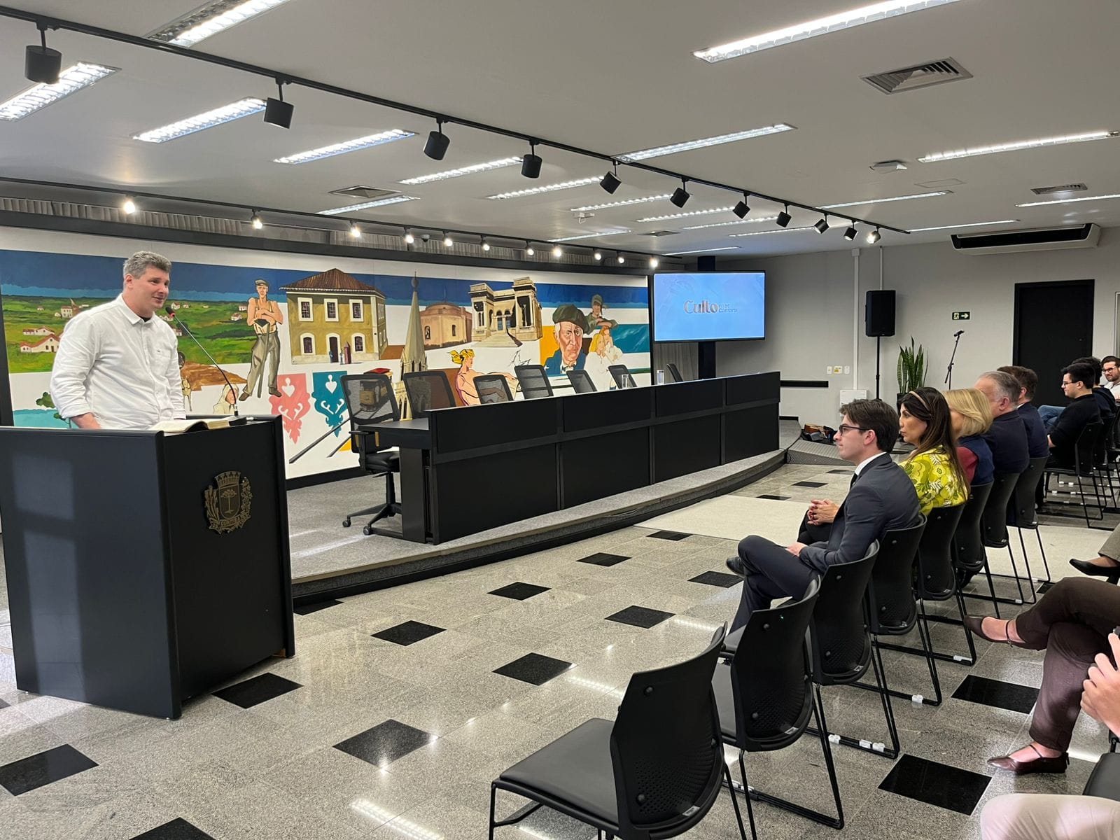 Câmara de Curitiba recebe culto evangélico e nega que ato fira Estado laico