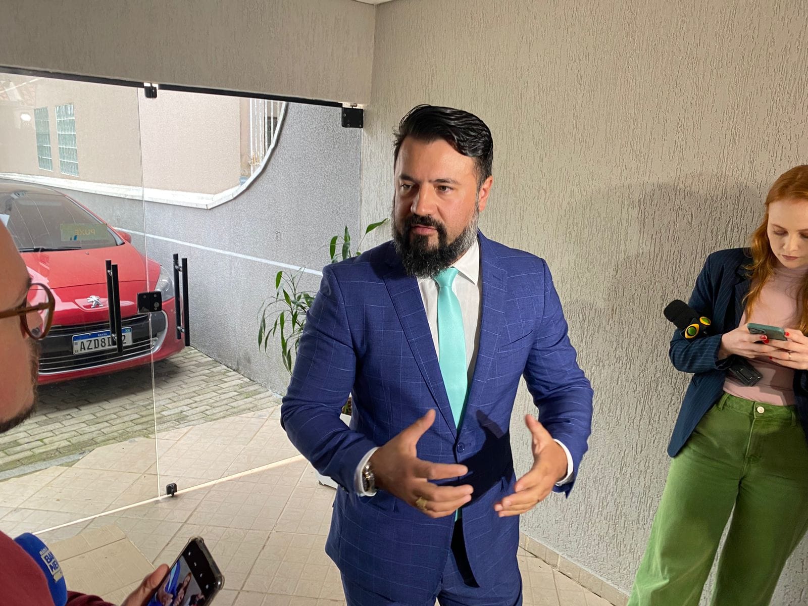 homem branco com gravata