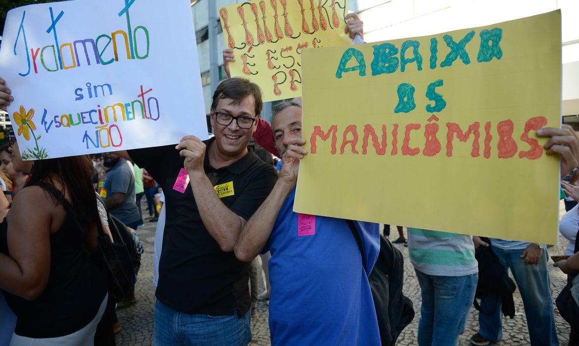 pessoas segurando cartaz