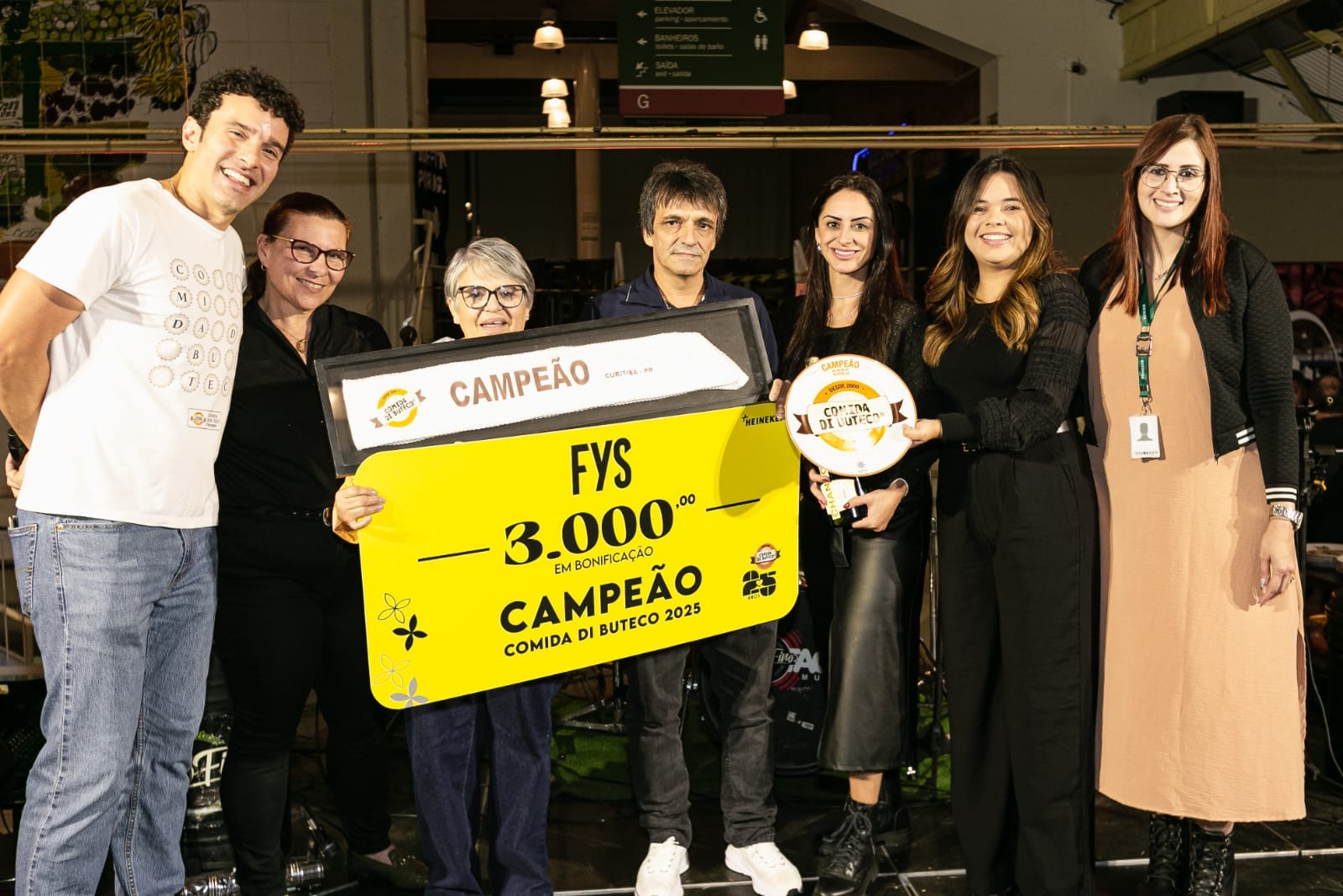 pessoas brancas olhando para foto