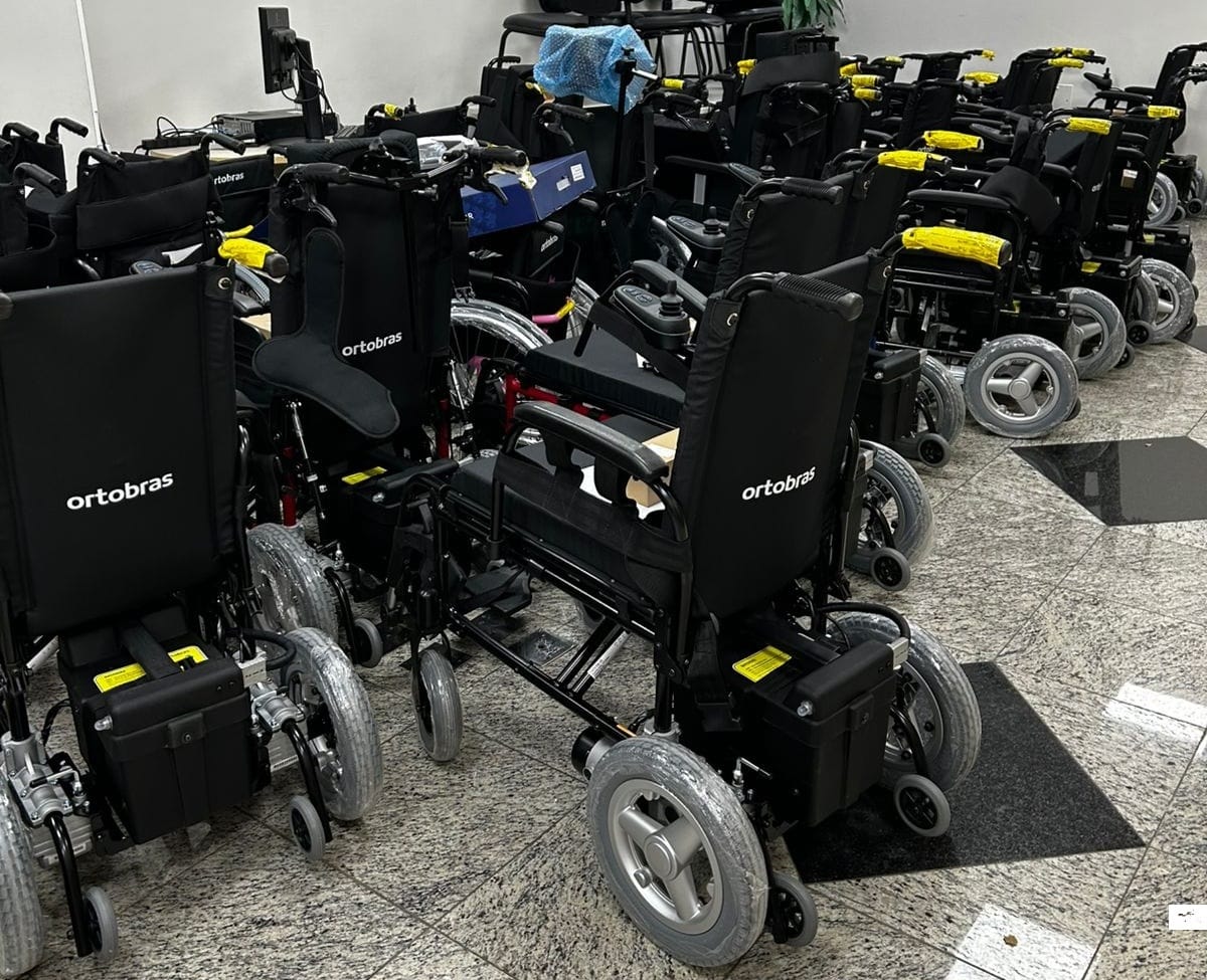 Cadeiras hospitalares estão paradas há meses no Hospital de Reabilitação, dizem servidores