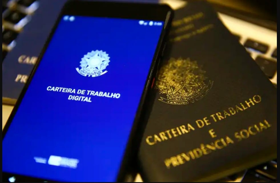 celular no app da carteira digital e carteira de trabalho fixa