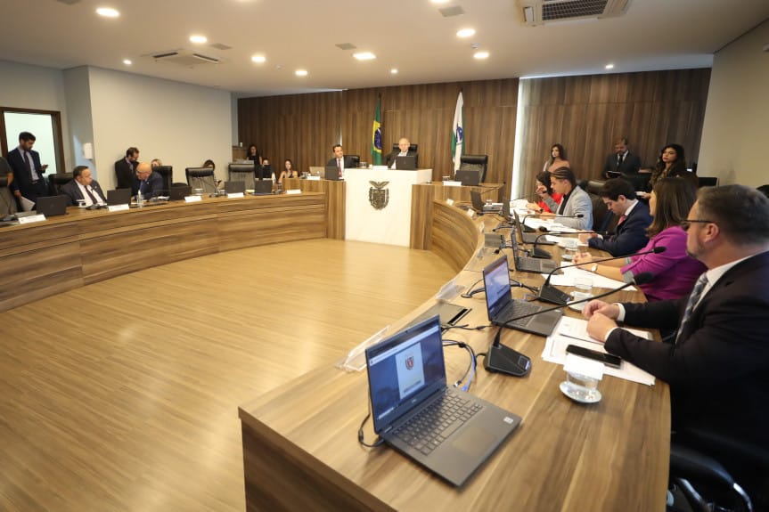 Assembleia ignora faltas consecutivas e mantém Ricardo Arruda na CCJ