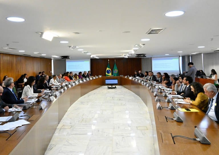 pessoas sentadas em torno da mesa