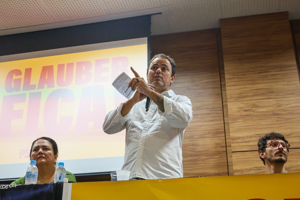 Em Curitiba, Glauber acusa Lira de ser o "agente oculto" em seu processo de cassação; assista à entrevista