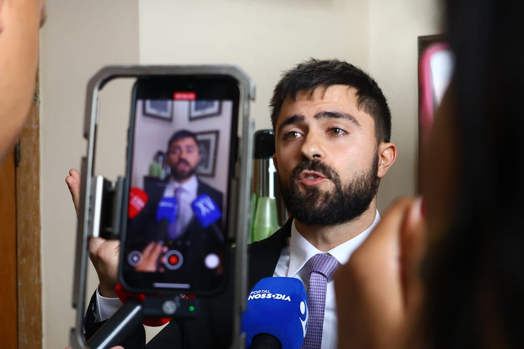 homem branco dando entrevista