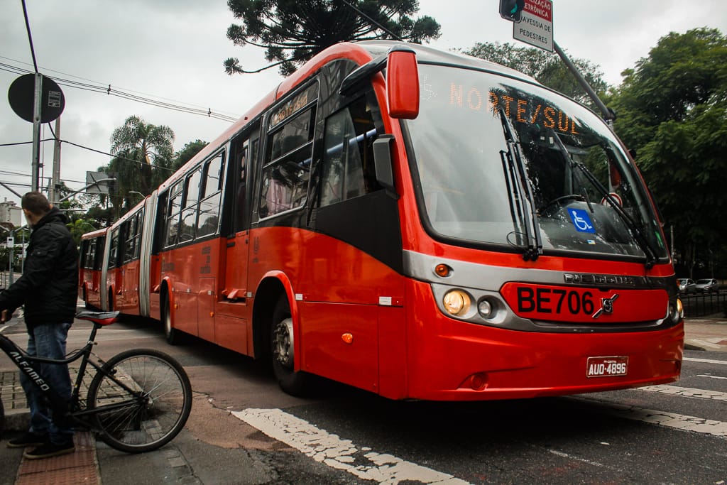 Pegar "rabeira" em ônibus na canaleta dará multa de R$ 600