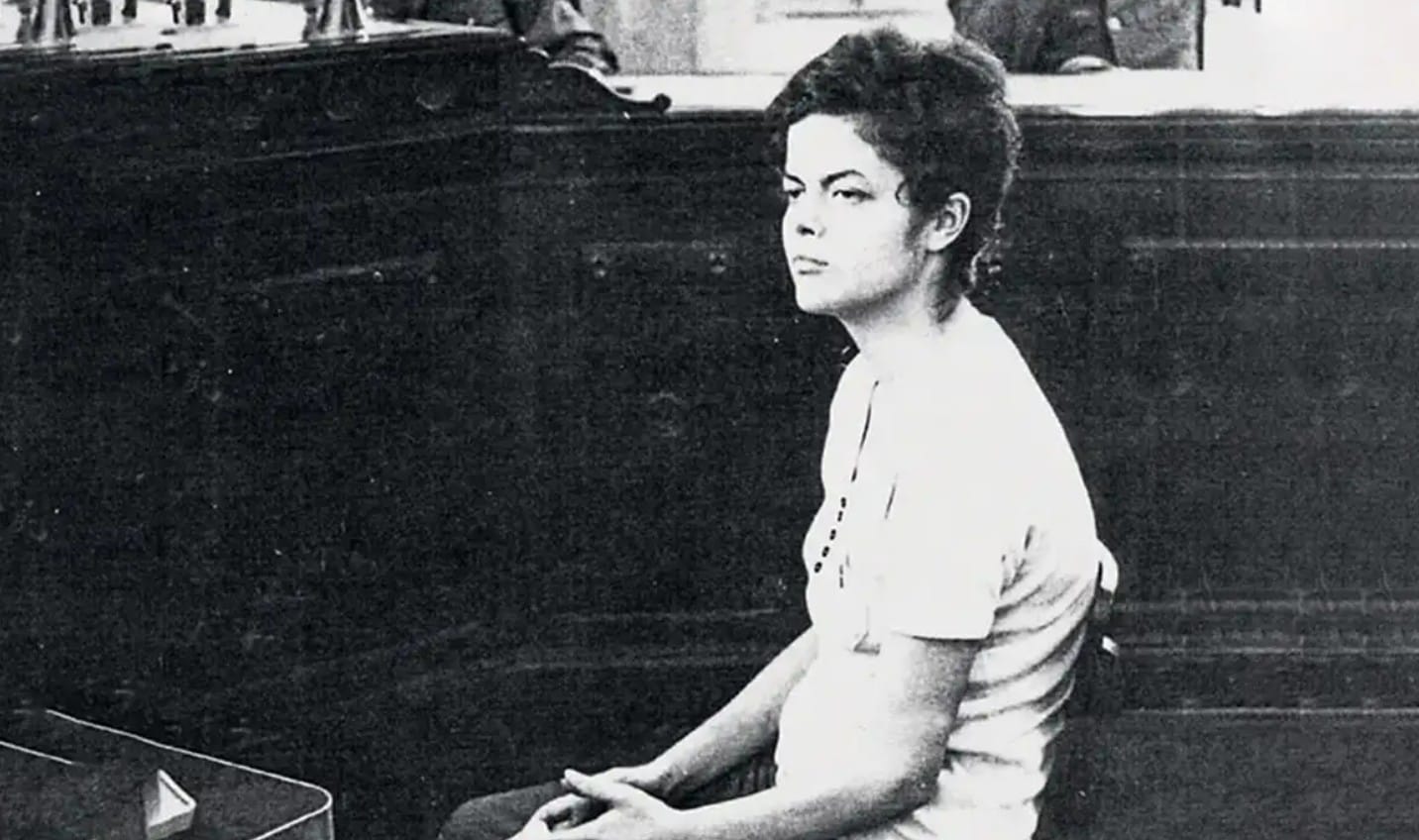 mulher jovem branca em foto preto e branco