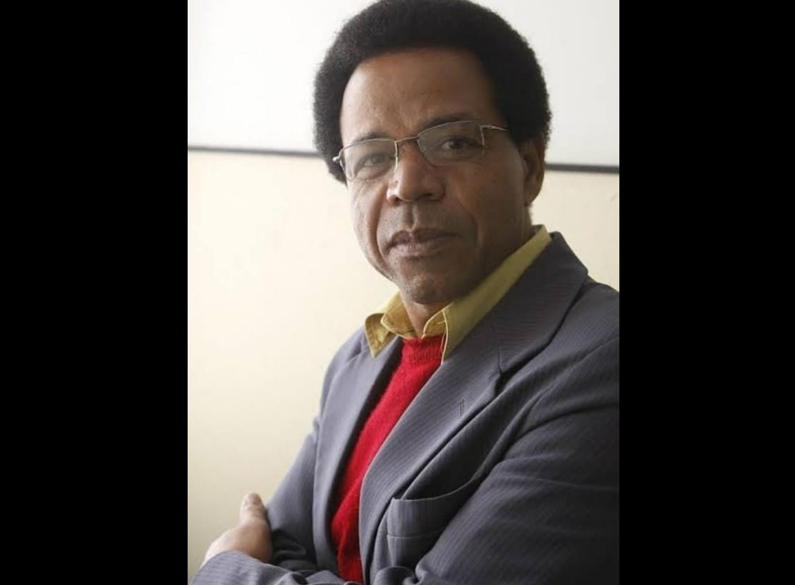 homem negro de paletó