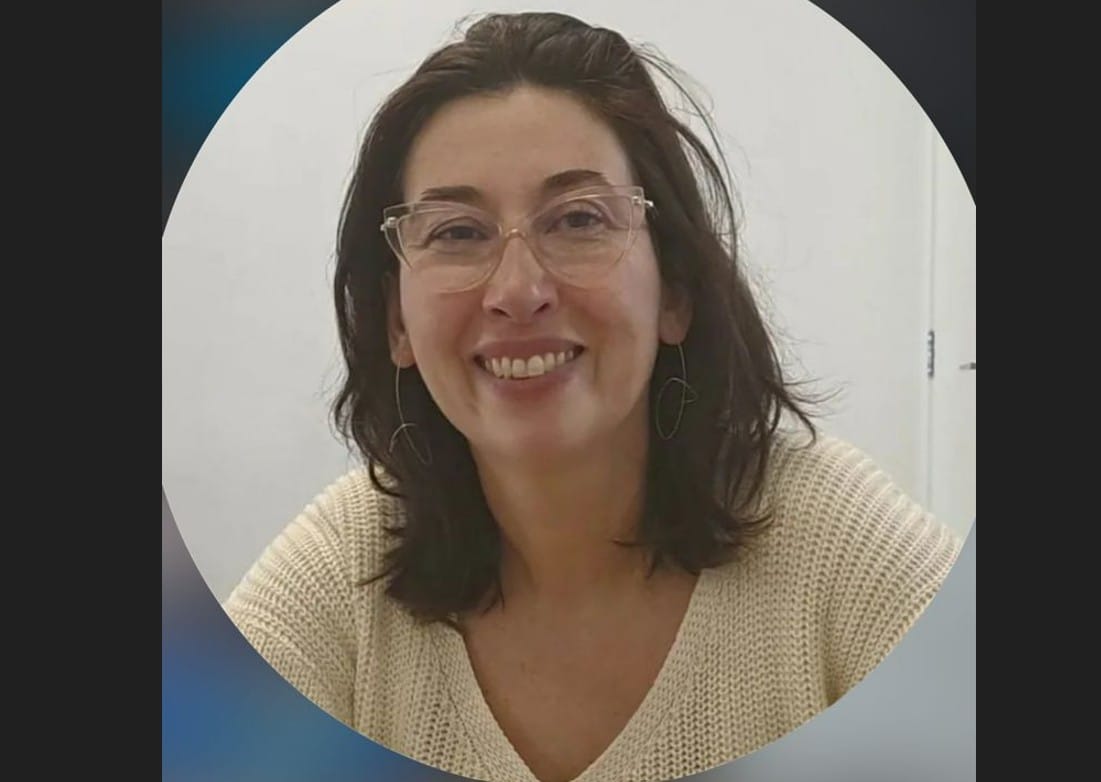 mulher branca sorrindo