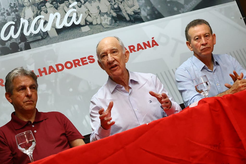 Candidato a presidir o PT, Rui Falcão pede votos em Curitiba e fala contra "despolarização"