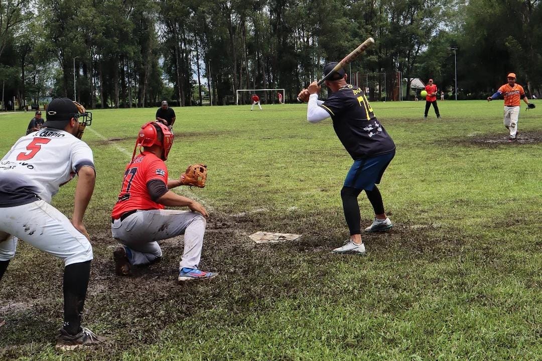 Longe da Venezuela e de Cuba, migrantes criam liga de softball em Curitiba
