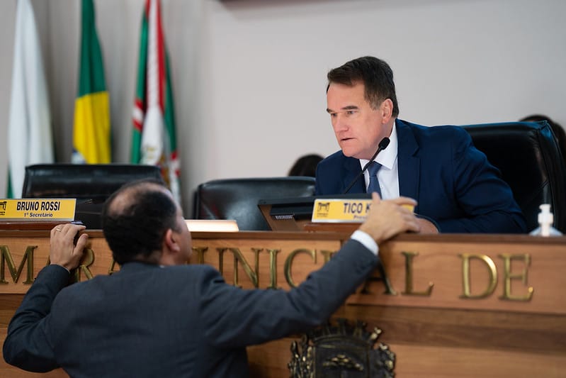 Câmara cria cargos para si mesma e para a Prefeitura, mas limita crescimento na carreira de servidores