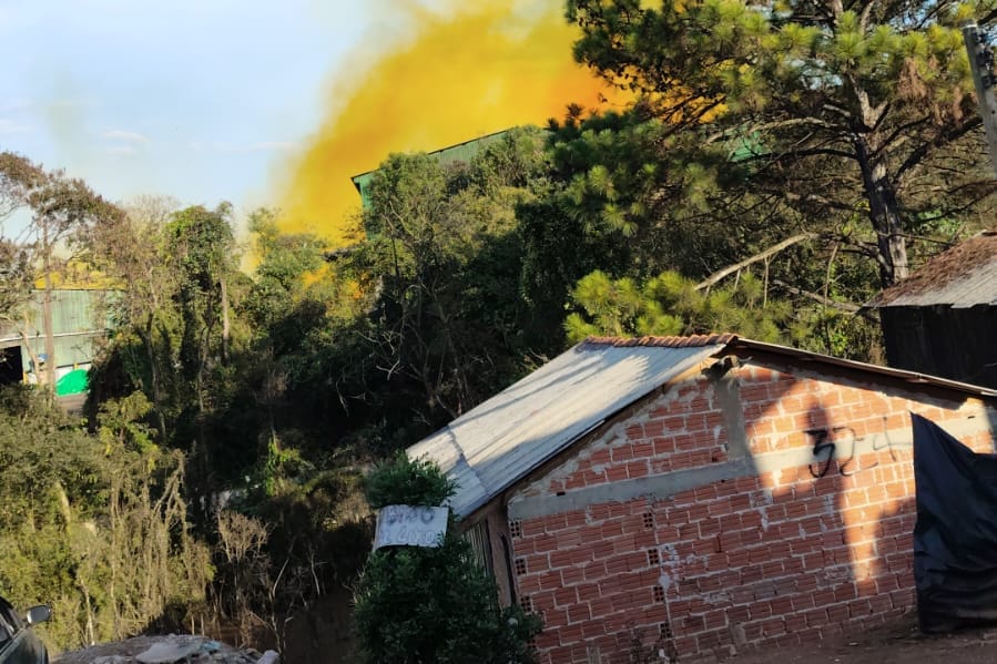 Moradores vizinhos de aterro se preocupam com fumaça laranja. Veja vídeo