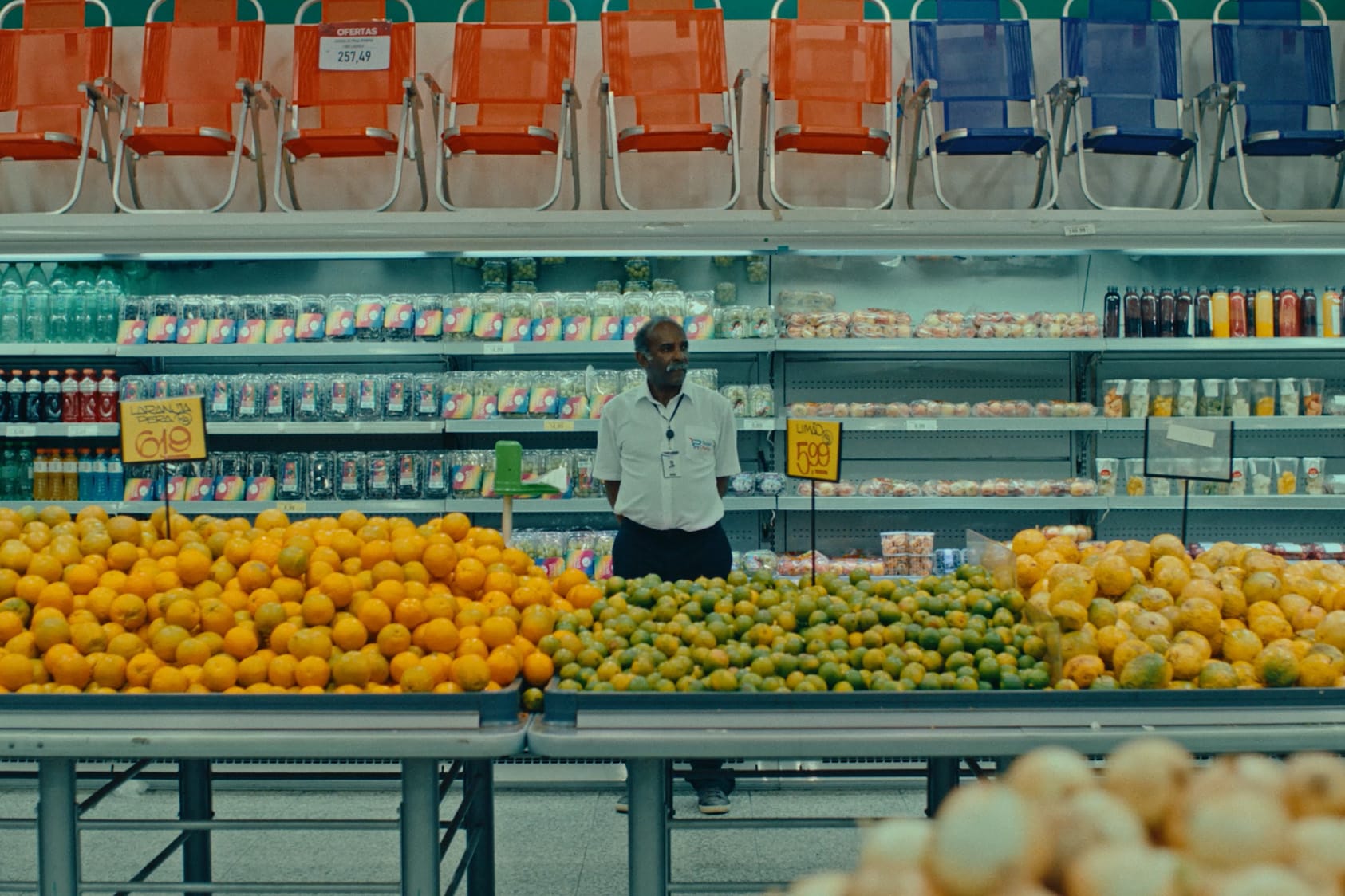 Precarização do trabalho é retratada em "Girassóis", em cartaz no Olhar de Cinema