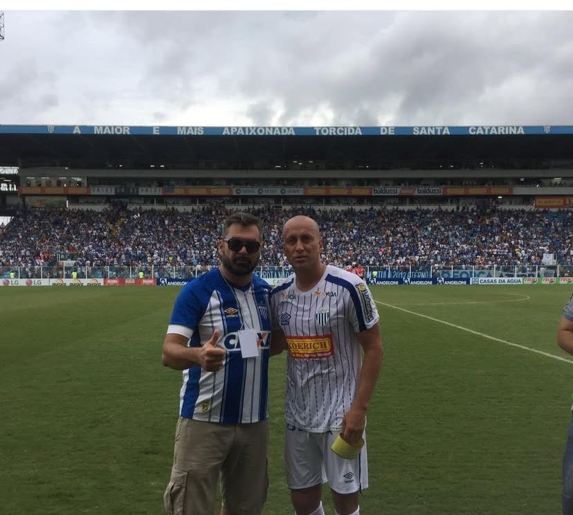 homens brancos em estádios