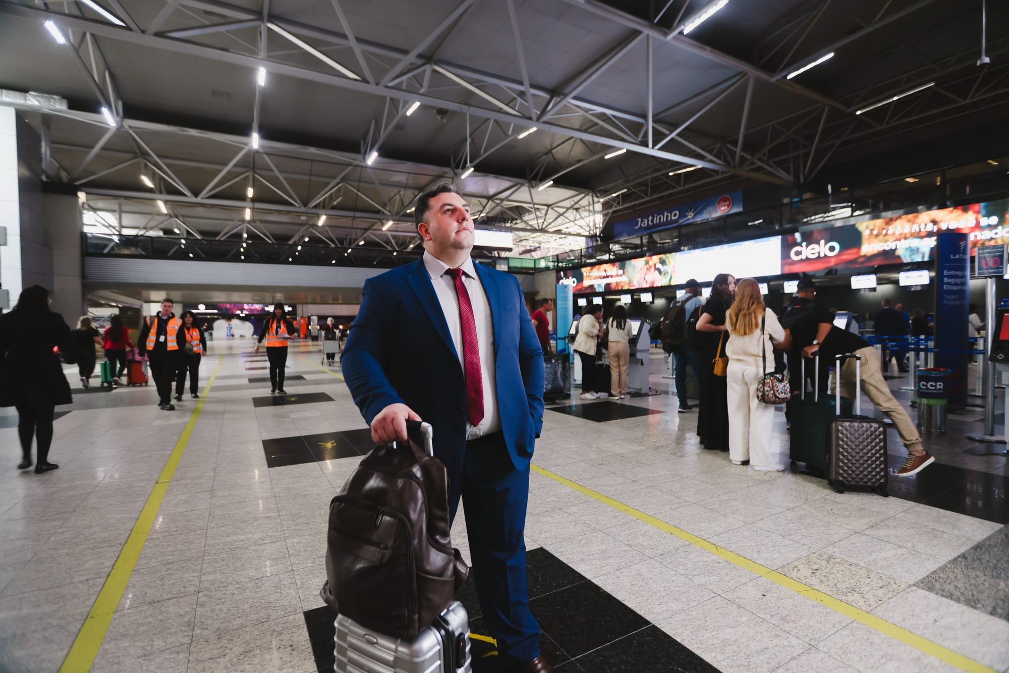 homem no aeroporto