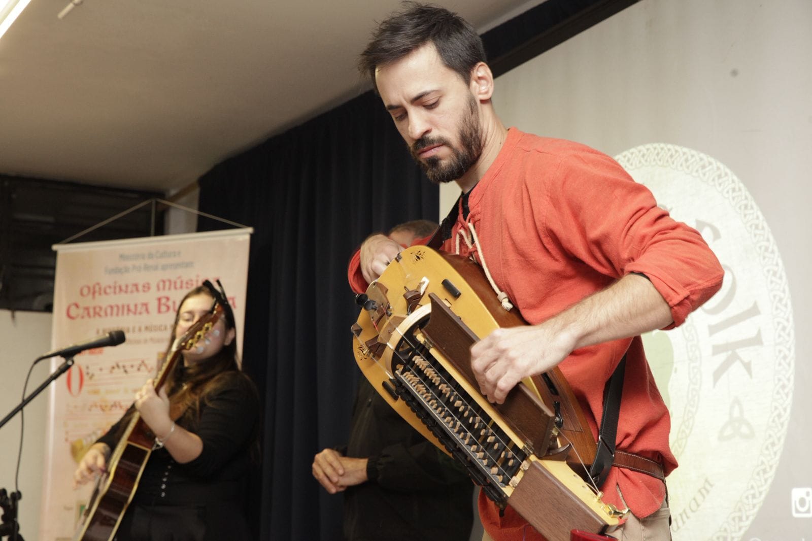 Escolas públicas de Curitiba recebem apresentações de música medieval