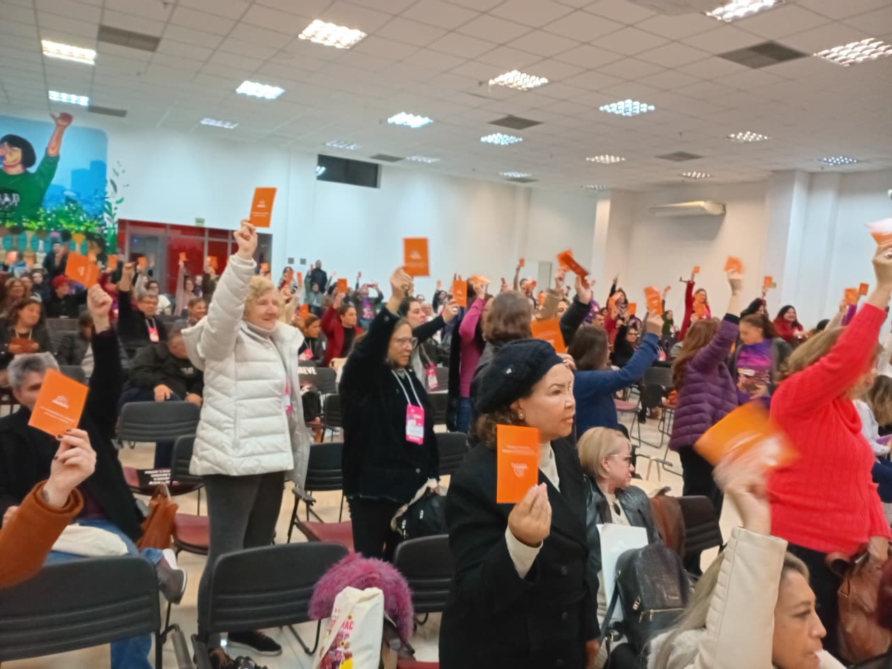Professoras da rede municipal de Curitiba aprovam estado de greve