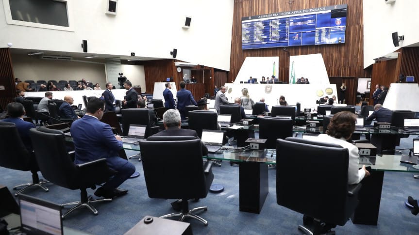 Com superávit e arrecadação em alta, governo de Ratinho nega reajuste para professores aposentados