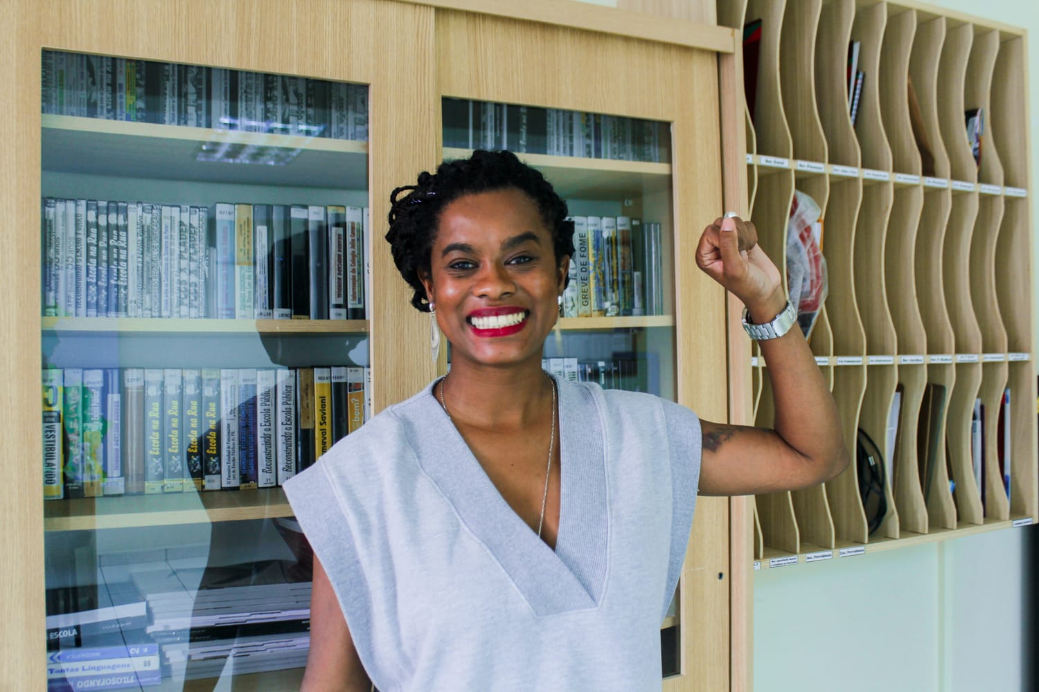 mulher negra com punho serrado
