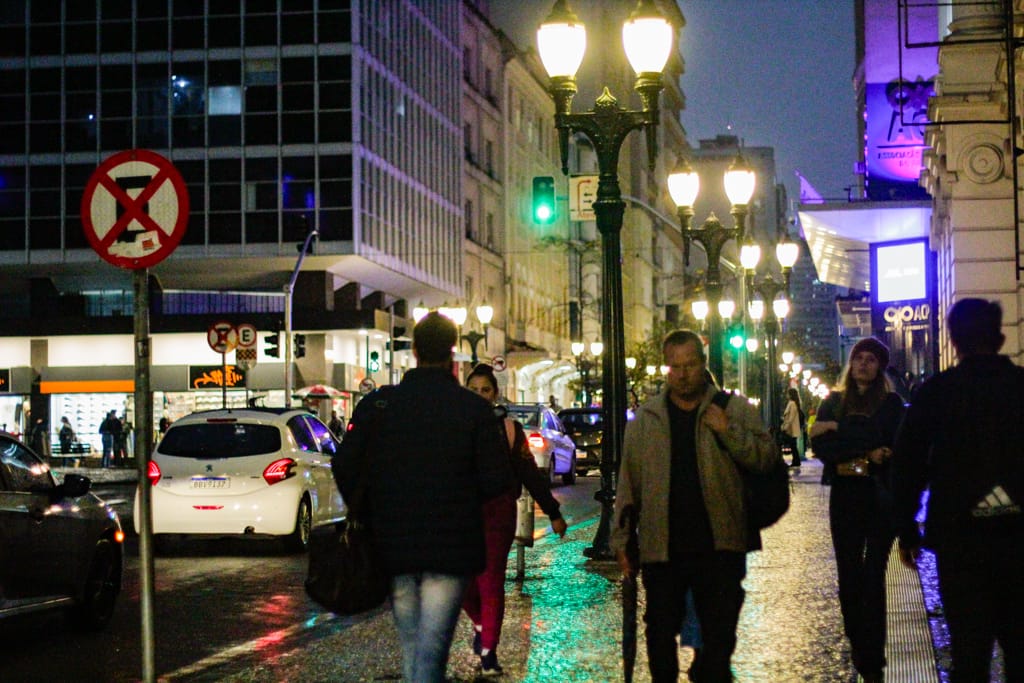 pessoas andando no centro