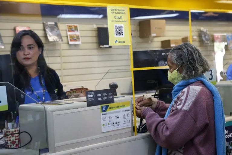 idosa na agência dos correios