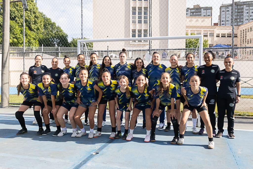 mulheres atletas olhando para a foto